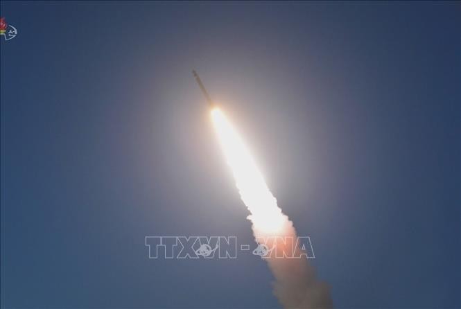  Một tên lửa đạn đạo tầm ngắn của Triều Tiên được phóng thử từ khu vực Sukchon, tỉnh Pyongan hướng về vùng biển phía Đông nước này, ngày 20/2/2023. Ảnh minh họa: YONHAP/TTXVN