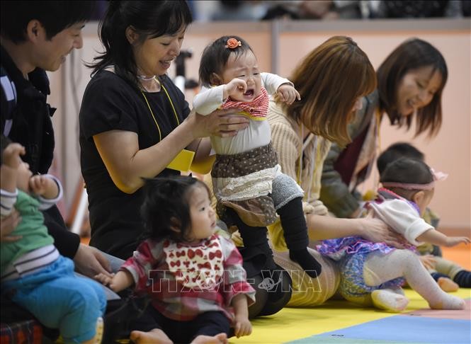 Nhật Bản cam kết tăng trợ cấp trẻ em để khuyến kích phụ nữ sinh con