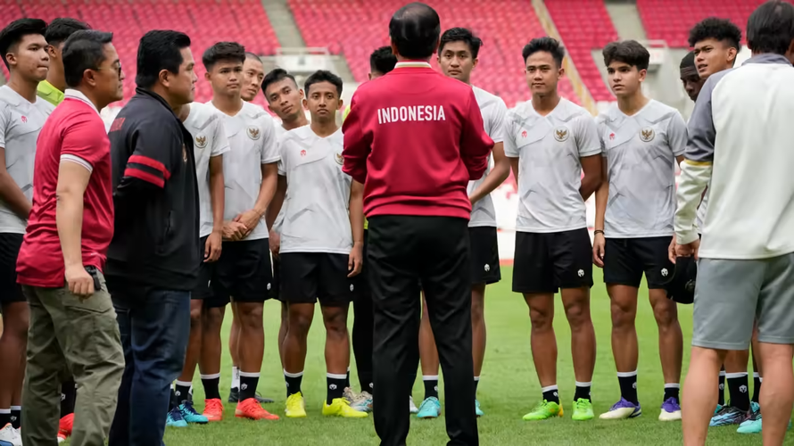 Tổng thống Joko Widodo nói chuyện cùng các cầu thủ U20 Indonesia. Ảnh: AP