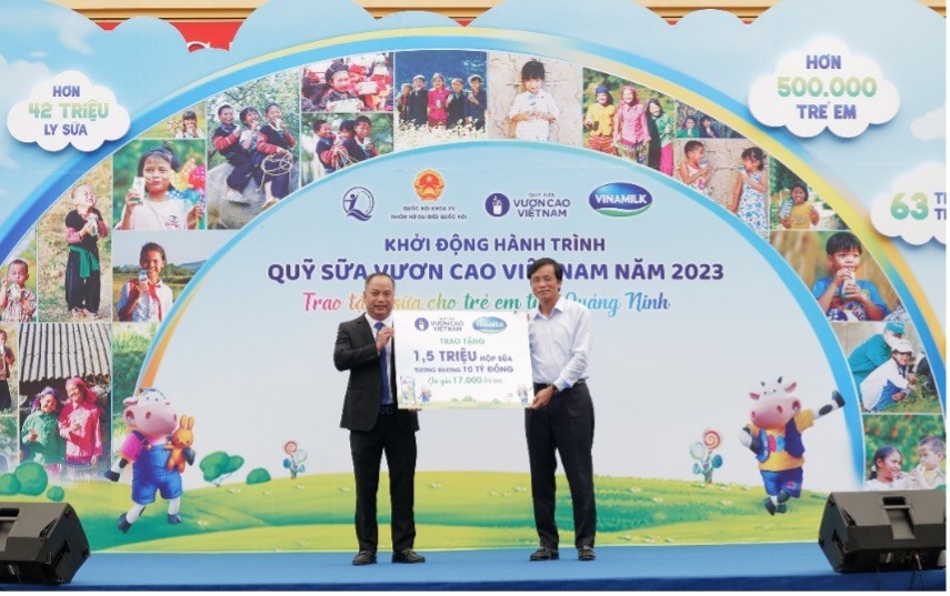 Lãnh đạo Quỹ BTTEVN đón nhận 1,5 triệu hộp sữa mà Vinamilk ủng hộ cho Quỹ sữa Vươn cao Việt Nam năm 2023