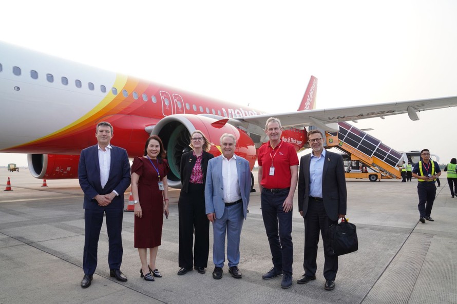 Phó Tổng giám đốc Vietjet Michael Hickey đón đoàn công tác của Bộ trưởng Thương mại và Du lịch Úc, Thượng nghị sỹ Don Farrell tại sân bay Tân Sơn Nhất, TP.HCM