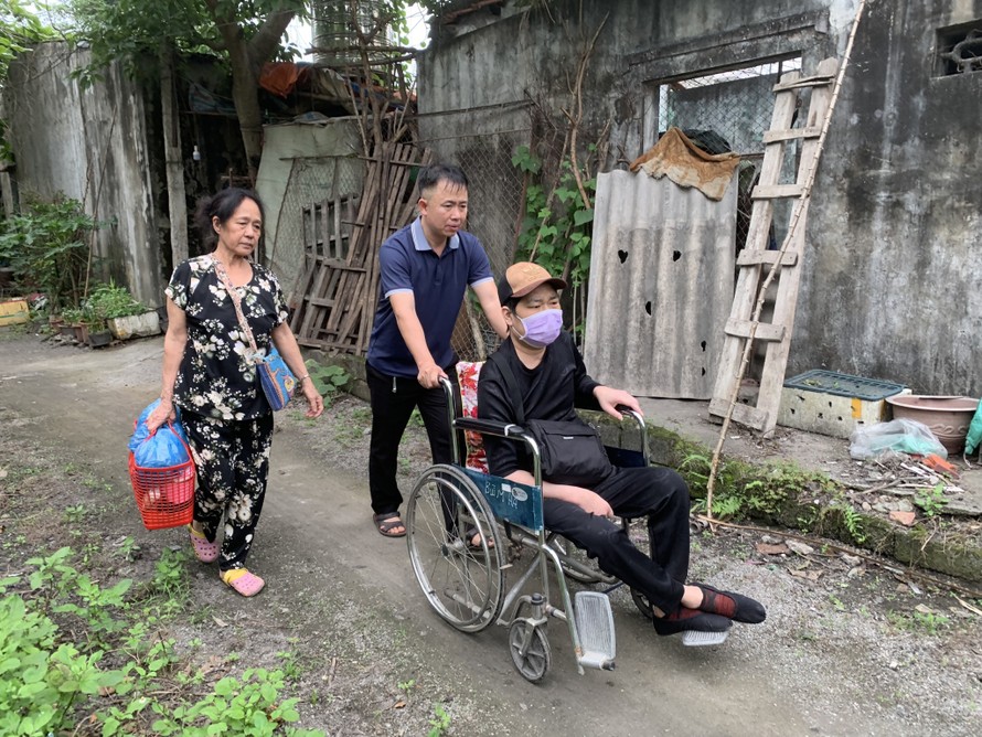 Anh Nguyễn Tiến Huân hỗ trợ gia đình đưa bệnh nhân lên viện chạy thận. Ảnh: Hồng Phương
