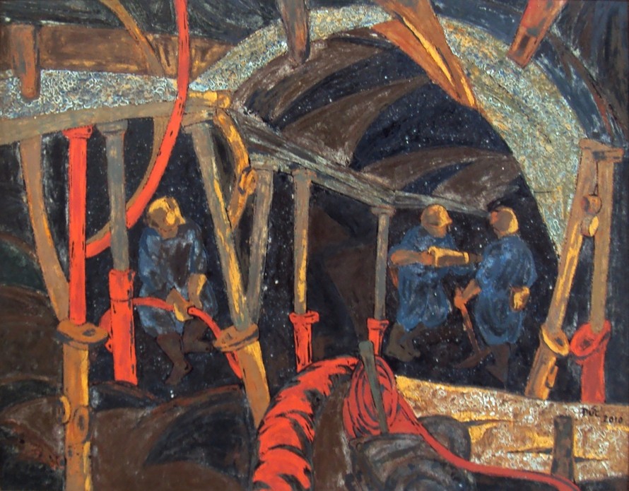  Những người thợ vất vả trong đường lò chật hẹp trong bức tranh sơn mài "Hầm lò".
