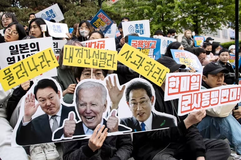 Người dân Hàn Quốc ủng hộ việc Tổng thống Yoon Suk Yeol tăng cường quan hệ với Mỹ và Nhật Bản. Ảnh: Nikkei Asia