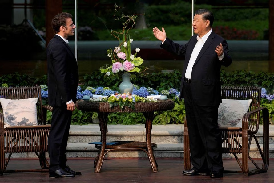 Chủ tịch Trung Quốc Tập Cận Bình và Tổng thống Pháp Emmanuel Macron trò chuyện trước tiệc trà tại tỉnh Quảng Đông. Ảnh: Reuters