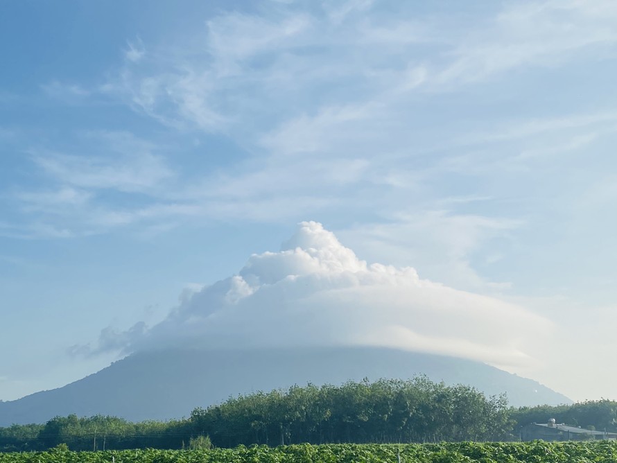 Núi Bà Đen tiếp tục xuất hiện 'đĩa bay mây' khiến du khách thích thú