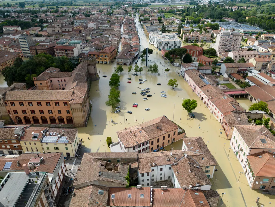 Thị trấn Lugo, miền Bắc nước Ý, chìm trong biển nước. Ảnh: EPA