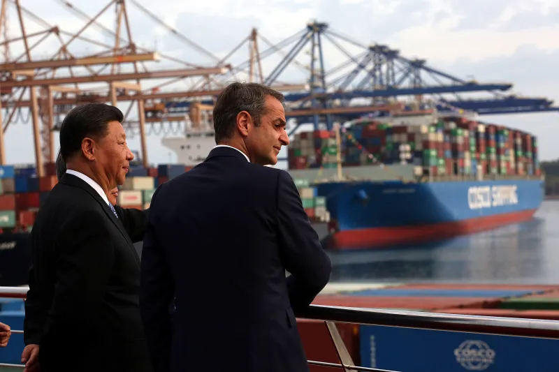 Chủ tịch Trung Quốc Tập Cận Bình và Thủ tướng Hy Lạp Kyriakos Mitsotakis tại cảng Piraeus, Hy Lạp, tháng 11 năm 2019. Ảnh: Reuters