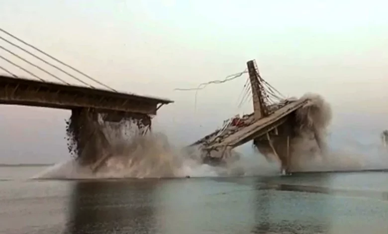 Cầu đang thi công đổ sập trước mắt người dân Ấn Độ
