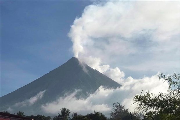 Philippines cảnh báo nguy cơ về sức khỏe do tro bụi và khí độc từ núi lửa Mayon