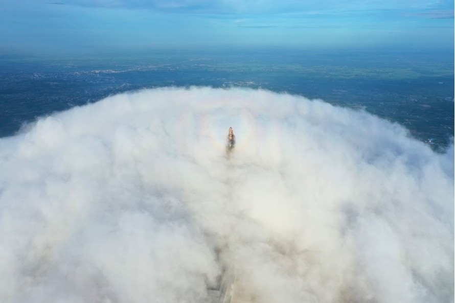 Mũ mây trùm trên đỉnh núi Bà Đen sáng 21/6, với hiện tượng “mây ngọc" ngay tại tượng Phật Bà - Ảnh: Hải Triều