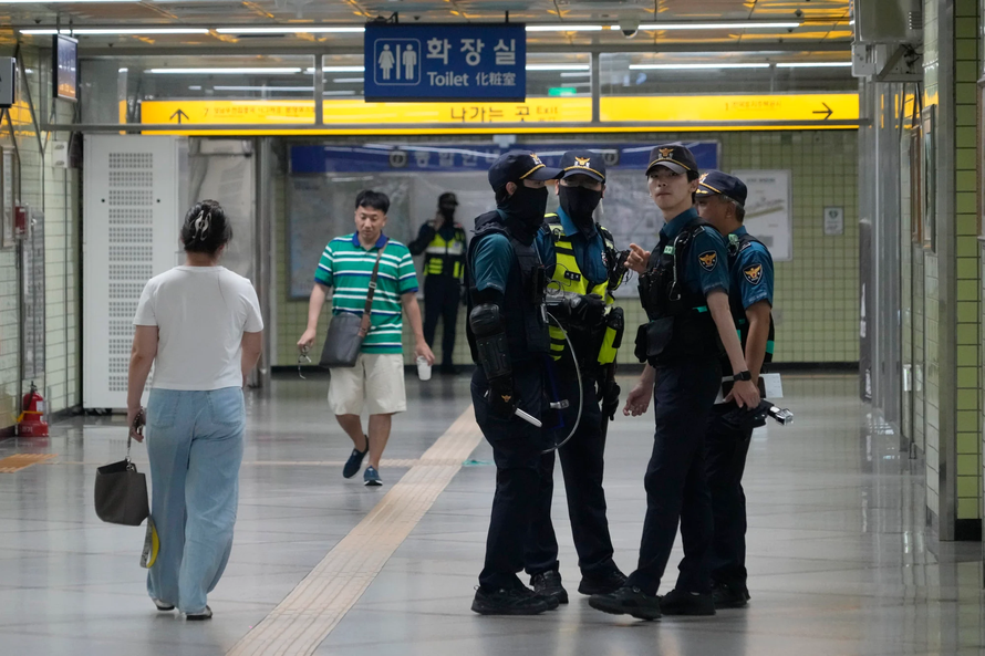 Cảnh sát đứng gác tại một ga tàu điện ngầm ở Seongnam. Ảnh: AP