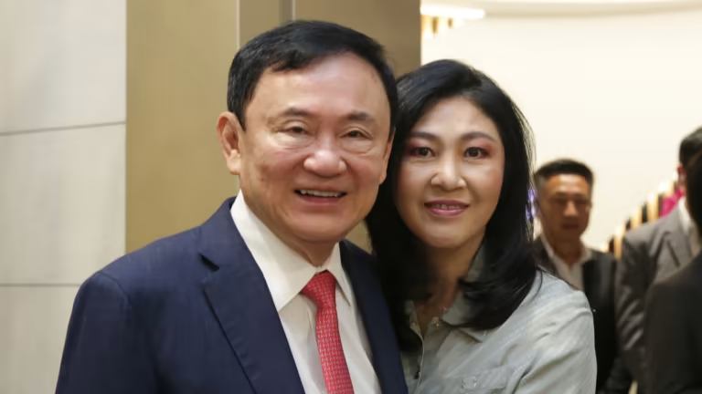 Ông Thaksin Shinawatra và em gái Yingluck, chụp ảnh tại sân bay Seletar của Singapore vào ngày 22/8 trước khi tới Thái Lan. Ảnh: Nikkei Asia