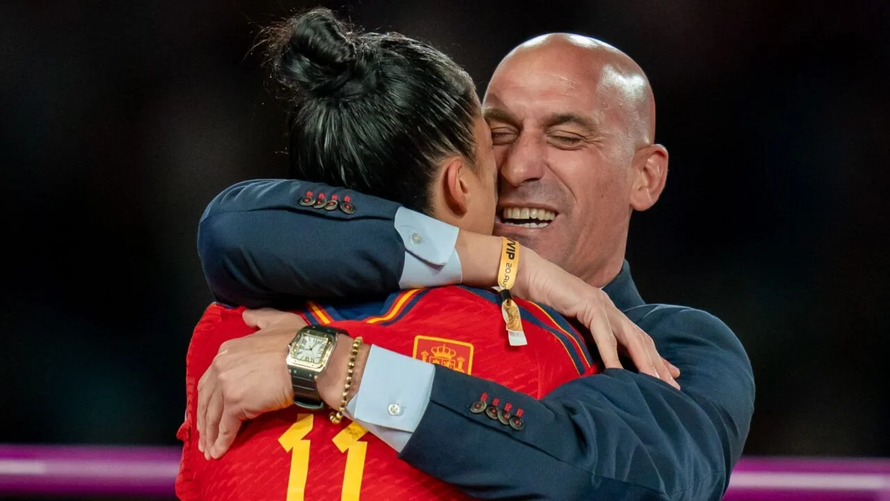 Chủ tịch liên đoàn bóng đá Tây Ban Nha xin lỗi vì hôn nữ cầu thủ