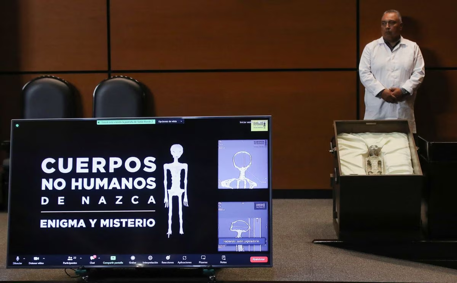 Hài cốt của một sinh vật được cho là ''không phải con người'' được trưng bày trong cuộc họp của quốc hội Mexico. Ảnh: Reuters
