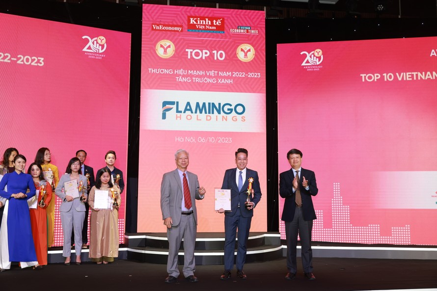 Đại diện Flamingo Holdings lên nhận giải thưởng “Thương hiệu Mạnh – Tăng trưởng Xanh 2023”.