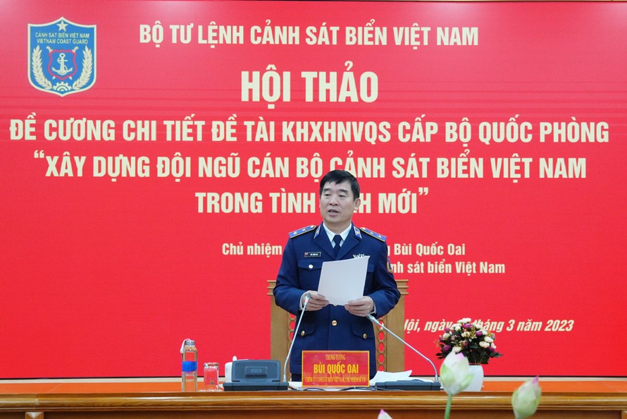Trung tướng Bùi Quốc Oai - Chính ủy Cảnh sát biển, Chủ nhiệm đề tài phát biểu tại Hội thảo.