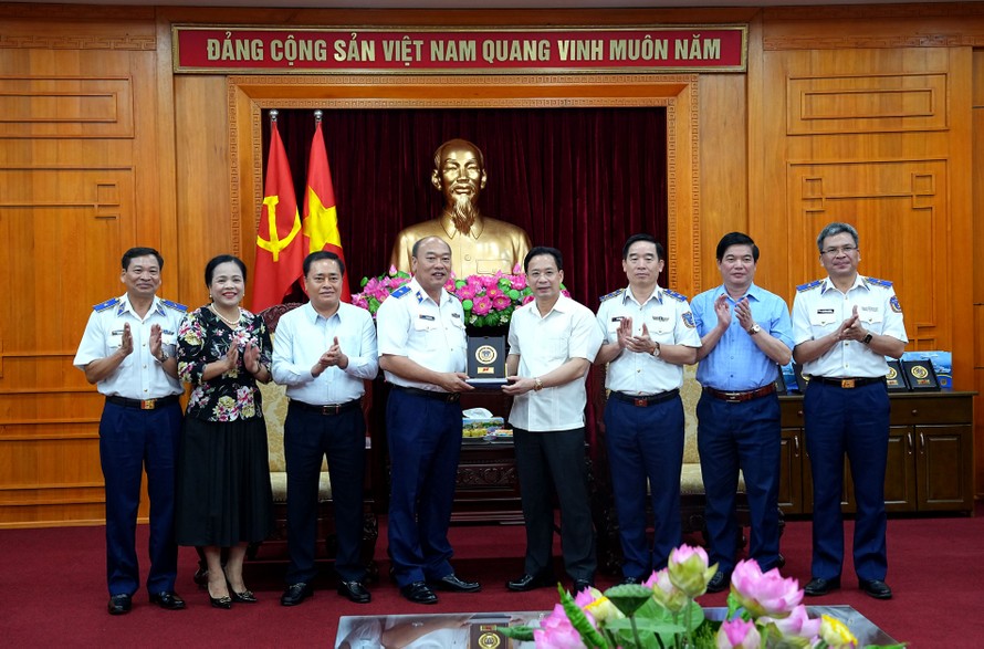 Thủ trưởng Bộ Tư lệnh Cảnh sát biển Việt Nam tặng quà lưu niệm cho lãnh đạo Tỉnh uỷ, UBDN tỉnh Lạnh Sơn.