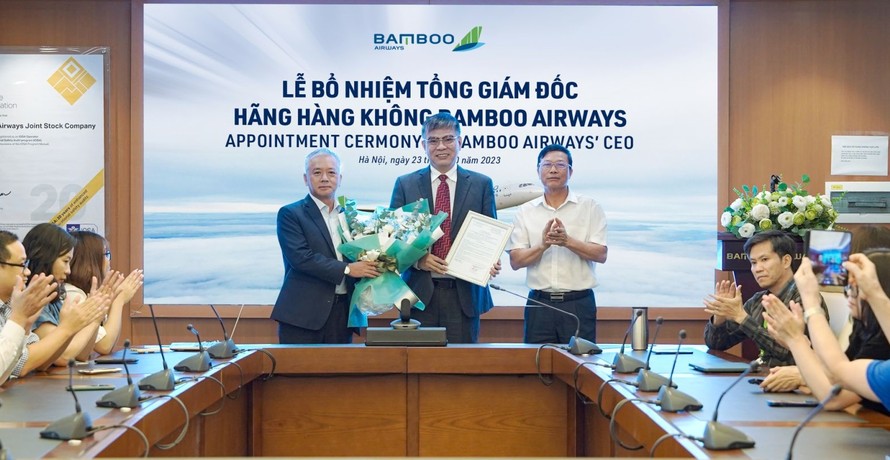 Tân Tổng Giám đốc Bamboo Airways Lương Hoài Nam (giữa) nhận Quyết định bổ nhiệm và hoa từ Chủ tịch HĐQT Bamboo Airways Lê Thái Sâm (ngoài cùng bên phải) và Phó Chủ tịch Thường trực HĐQT Phan Đình Tuệ