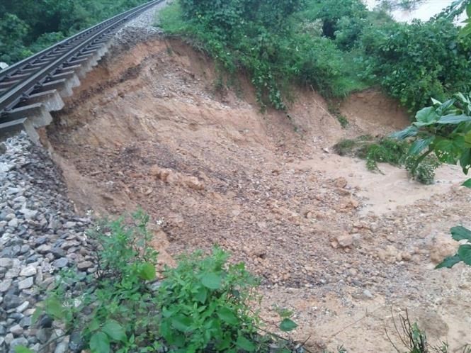 Mưa lớn kéo dài, đường sắt Bắc Nam bị sạt lở, ngập lụt nhiều đoạn