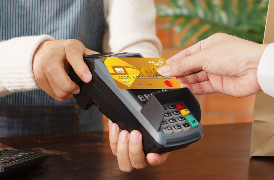 Với mỗi giao dịch từ 100.000 đồng, chủ thẻ tín dụng PVcomBank sẽ được tặng 1 lượt mở hộp quà may mắn