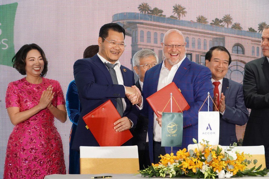 Ông Tống Đức Hiếu – Chủ tịch HĐQT Tập đoàn Lạc Việt (trái) và ông Andrew Langdon – Tổng giám đốc phát triển cấp cao Tập đoàn Accor khu vực Châu Á (phải) tại lễ ký kết hợp tác.