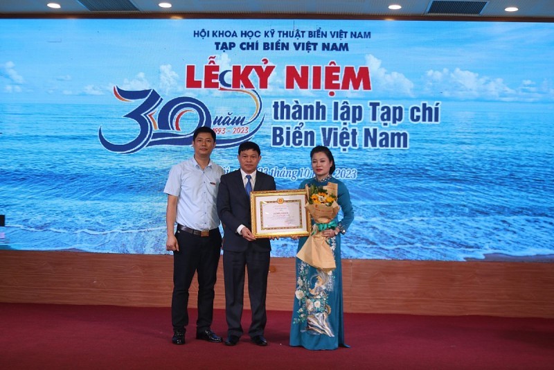 Ban Tuyên giáo Trung ương tặng Bằng khen cho Tạp chí Biển Việt Nam.