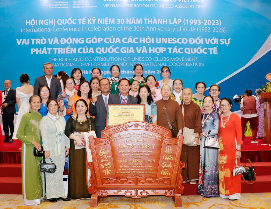 Lương y Trần Quang Tuyến vinh dự được Liên hiệp các Hội UNESCO Việt Nam chứng nhận Gia tộc Lương y