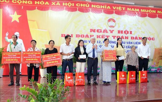 Chủ tịch Ủy ban Trung ương MTTQ Việt Nam Đỗ Văn Chiến trao nhà Đại Đoàn kết, tặng quà cho hộ gia đình chính sách tiêu biểu và Ban công tác Mặt trận khu vực 12. 