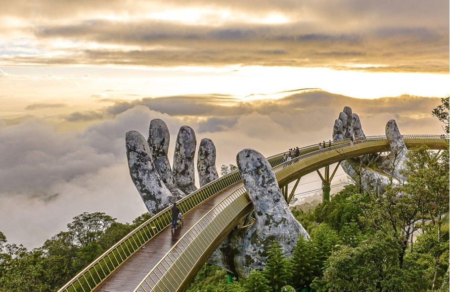 Cầu Vàng - một trong những công trình du lịch nổi tiếng nhất của Đà Nẵng. Ảnh: CLB Nhiếp ảnh Đà Nẵng