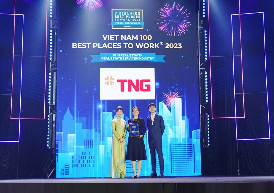 Bà Cao Thị Vân Anh, Giám đốc nhân sự TNG Holdings Vietnam lên nhận giải thưởng “Nơi làm việc tốt nhất Việt Nam 2023”