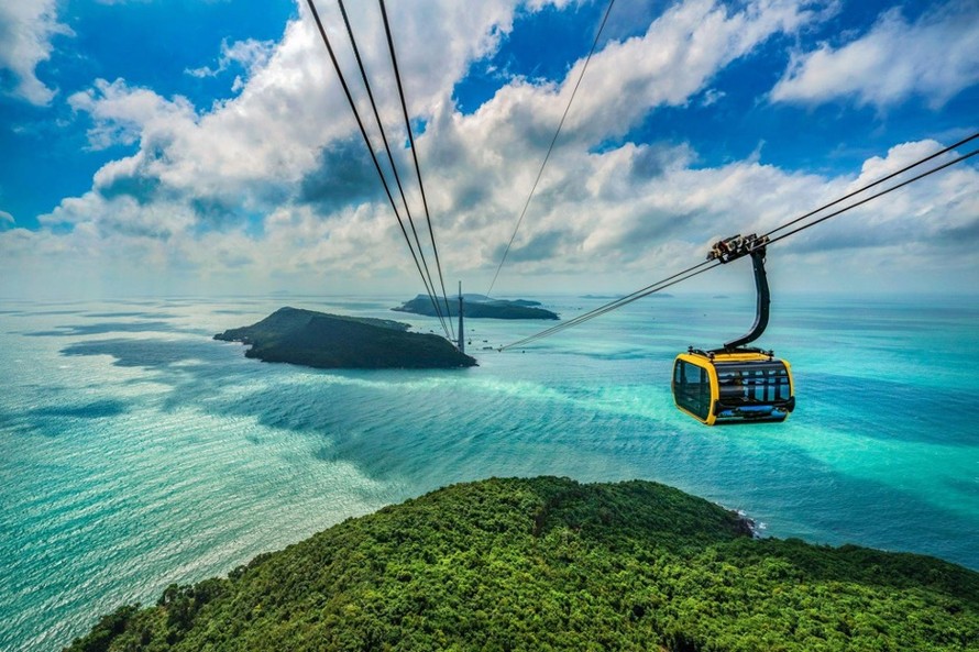 Cảnh biển thơ mộng của nam đảo Phú Quốc nhìn từ cáp treo Hòn Thơm