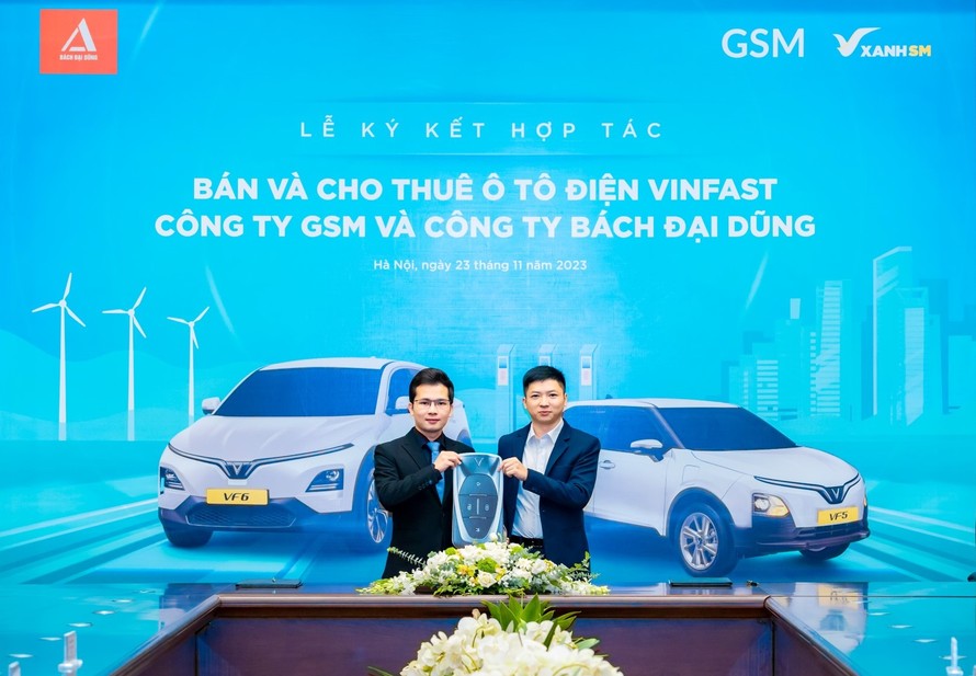 Ông Nguyễn Văn Thanh - Tổng Giám đốc Công ty GSM toàn cầu (trái) và ông Nguyễn Quốc Bách - Giám đốc Điều hành Công ty Bách Đại Dũng tại lễ ký kết.