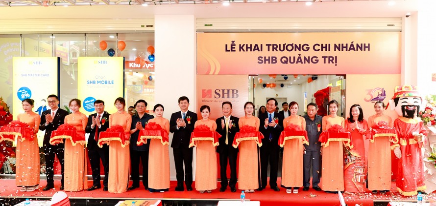 Đại diện chính quyền địa phương, NHNN và lãnh đạo SHB cắt băng khai trương SHB Quảng Trị.