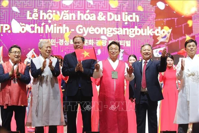 Ông Dương Anh Đức, Phó Chủ tịch UBND Thành phố Hồ Chí Minh và ông Lee Cheol Woo, Tỉnh trưởng tỉnh Gyeongsangbuk-do cùng các đại biểu tại lễ hội. Ảnh: Thu Hương - TTXVN
