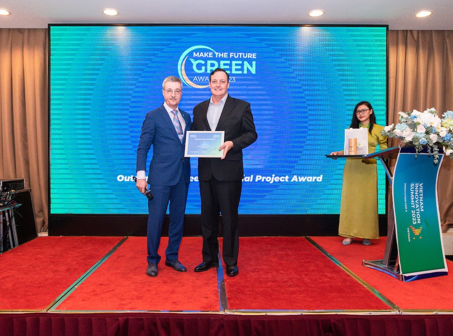 Đại diện VinFast nhận giải thưởng danh giá nhất dành cho doanh nghiệp. 