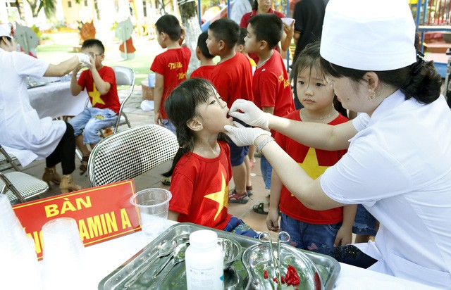 Hà Nội triển khai chiến dịch cho trẻ uống bổ sung vitamin A đợt 2