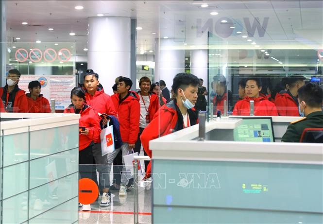 Công dân Việt Nam từ Myanmar làm thủ tục nhạp cảnh tai Sân bay Quốc tế Nội Bài rạng sáng ngày 5/12