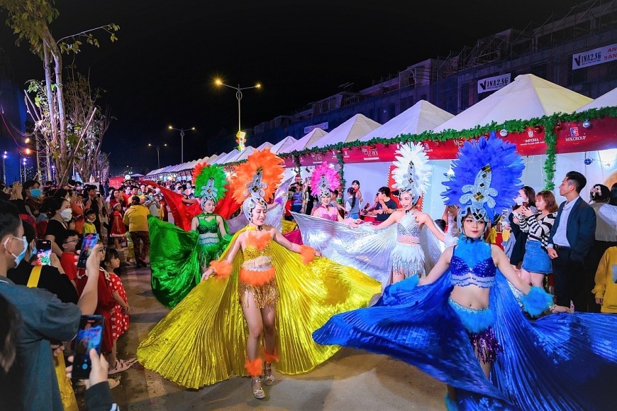 Đoàn biểu diễn carnival trình diễn dọc tuyến phố 3/2 trong tiếng vỗ tay của người dân tại Lễ hội đón Giáng sinh năm 2022