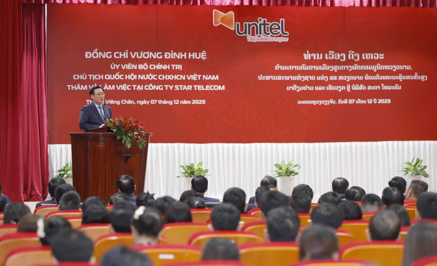 Chủ tịch Quốc hội thăm và làm việc tại liên đoanh của Viettel tại Lào