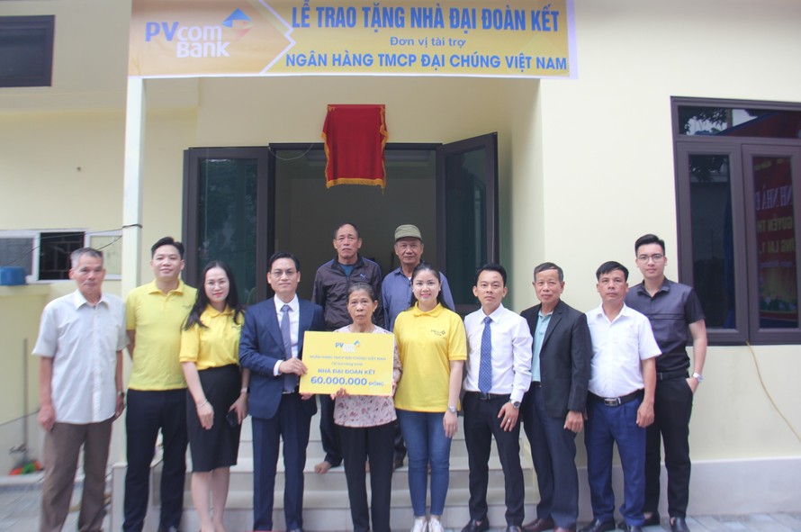 PVcomBank trao tặng kinh phí xây nhà “Đại đoàn kết” cho gia đình bà Nguyễn Thị Nhường.