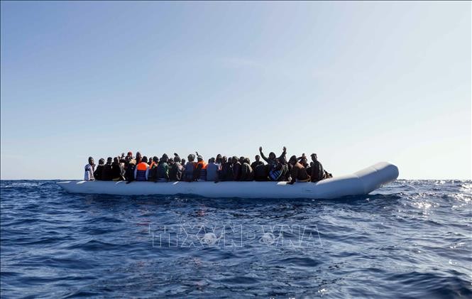 Ít nhất 61 người di cư mất tích ​​ngoài khơi Libya