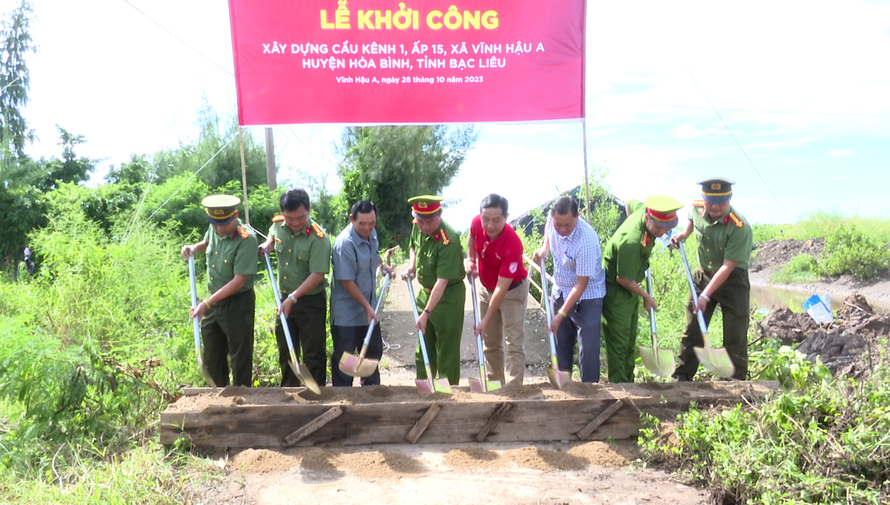 Đại diện Phòng An ninh kinh tế công an tỉnh Bạc Liêu và đại diện TNG Holdings Vietnam thực hiện nghi thức khởi công cầu dân sinh Kênh 1.