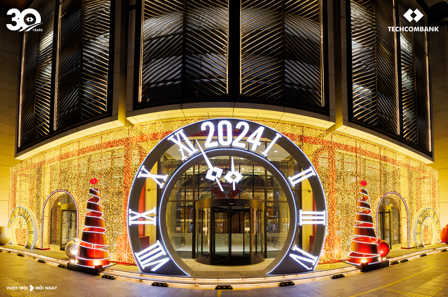 Techcombank làm sáng không gian với trang trí giáng sinh ấn tượng tại 2 toà nhà