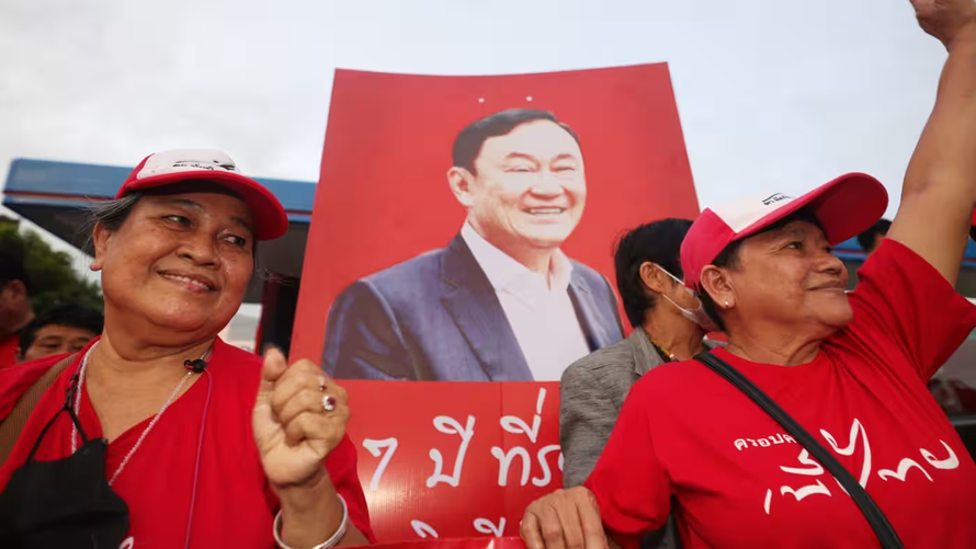 Những người ủng hộ cựu Thủ tướng Thaksin Shinawatra chào đón ông về nước tại sân bay Bangkok vào tháng 8. Ảnh: Nikkei Asia