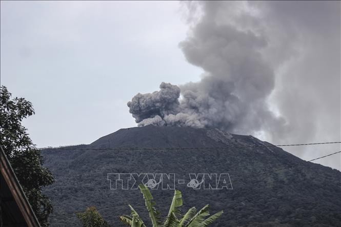 Indonesia: Núi lửa Marapi phun tro bụi khiến sân bay quốc tế Minangkabau phải đóng cửa