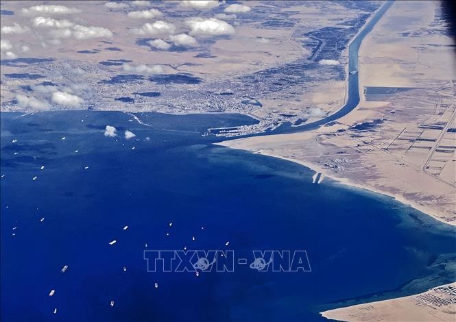 Nhiều hãng vận tải biển nối lại hành trình qua kênh đào Suez