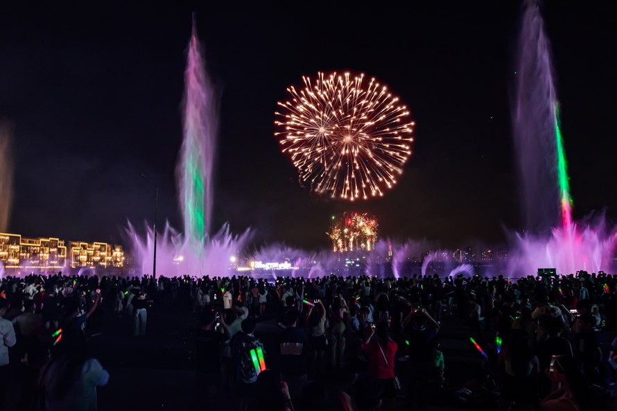 Hơn 50.000 người dân TP.HCM được trải nghiệm đại tiệc pháo hoa kết hợp nhạc nước ngoạn mục.