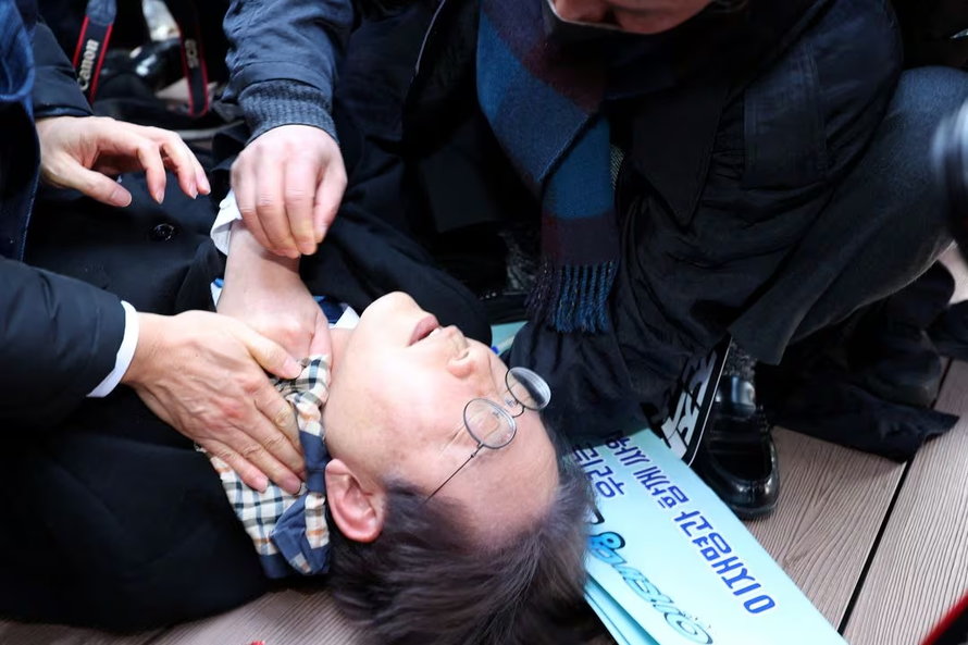 Cựu ứng viên tổng thống Hàn Quốc bất ngờ bị đâm vào cổ