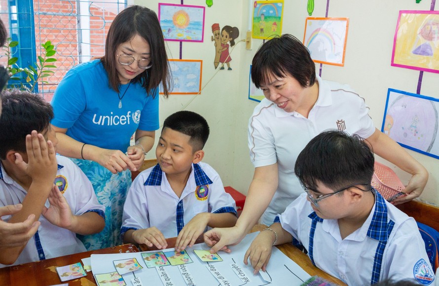 Đại diện UNICEF và Masterise tham gia các lớp học thuộc dự án Innovation for Children trong chuyến đi Sóc Trăng tháng 11/2023.